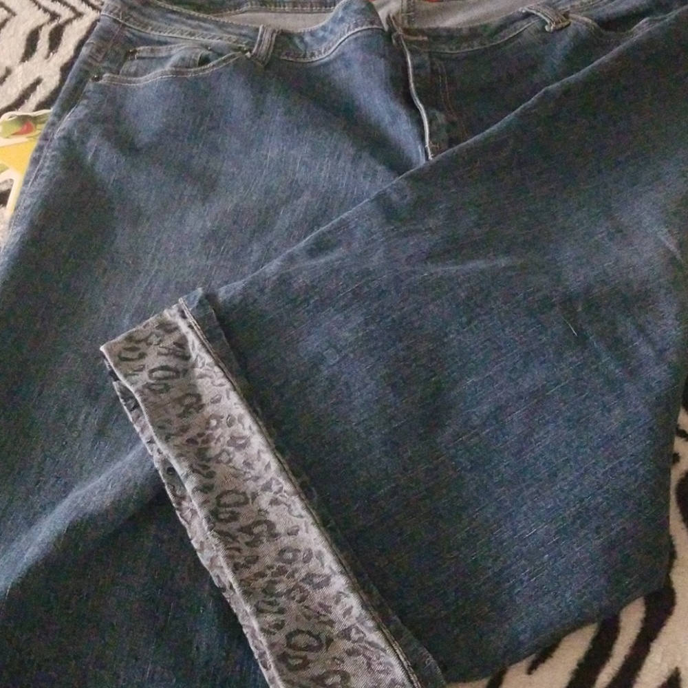 Adorable animal print accent on capri jeans